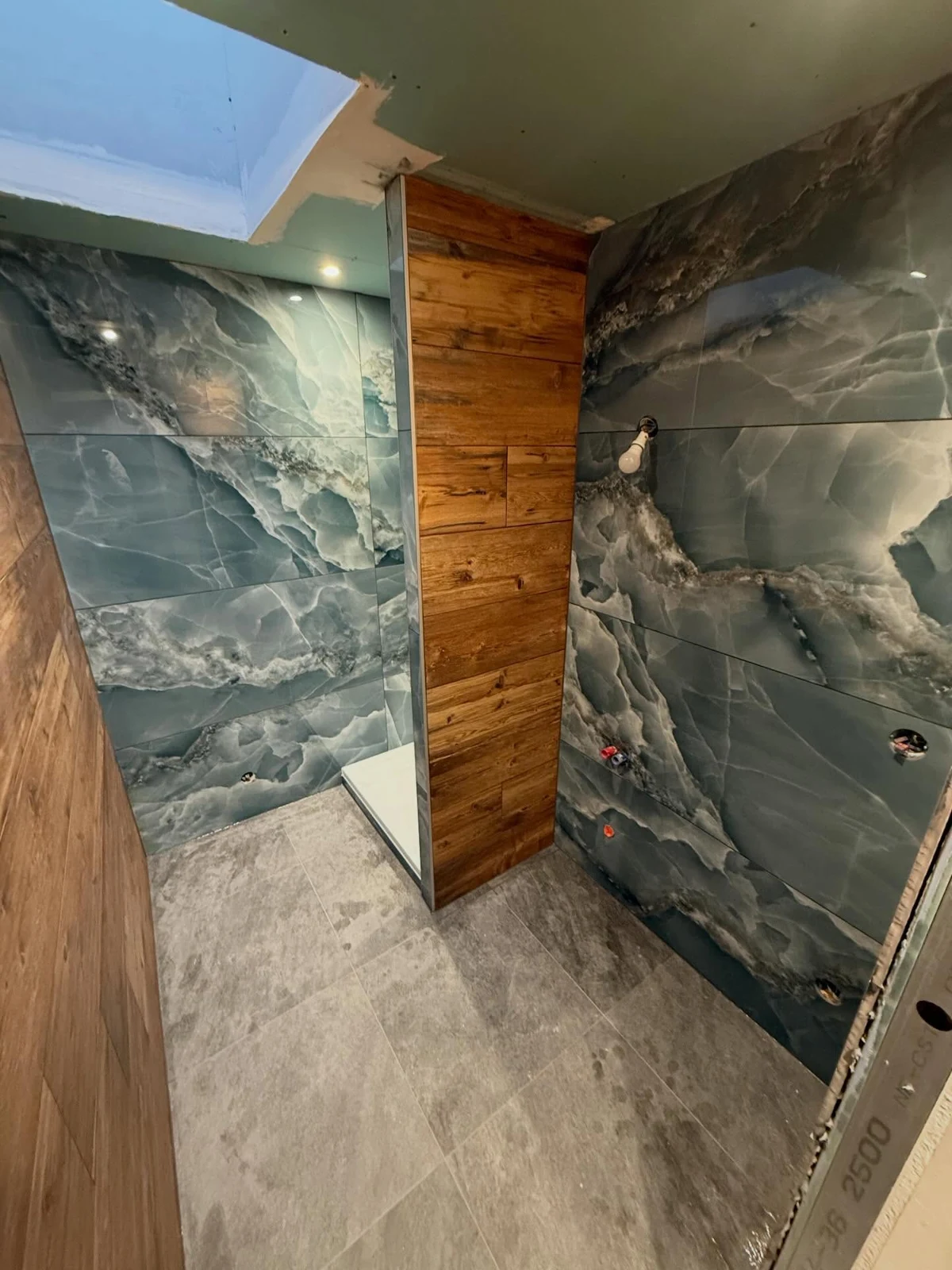 Salle de bains à Chamonix : carrelage imitation bois et grès décoratif