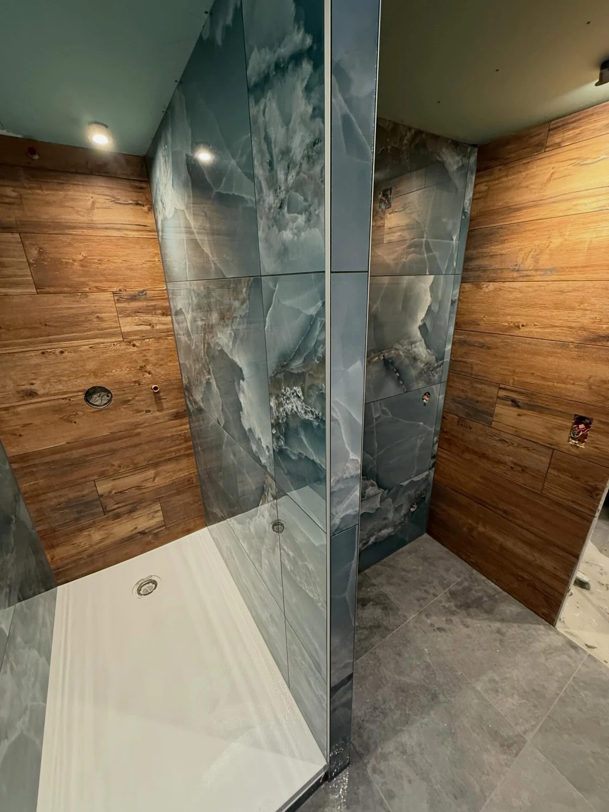 Rénovation de salle de bains à Chamonix : murs imitation bois et grès décoratif 60 × 120 cm