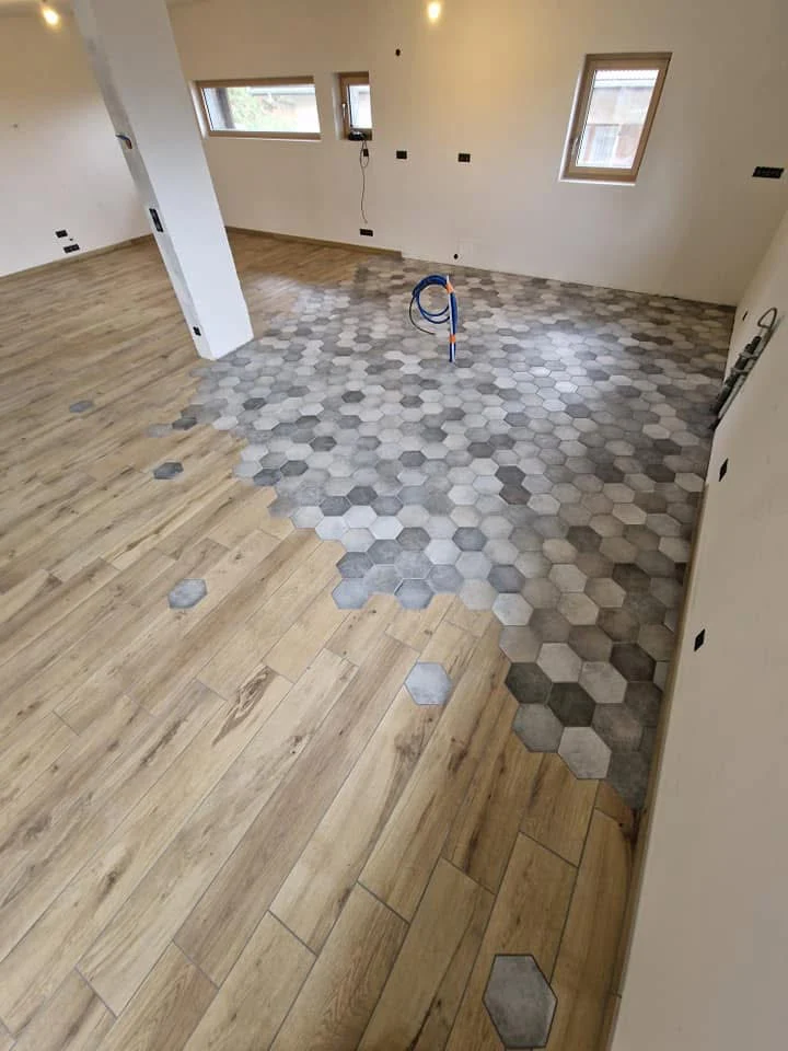 Transition hexagones et effet bois — réalisation BTC Carrelage