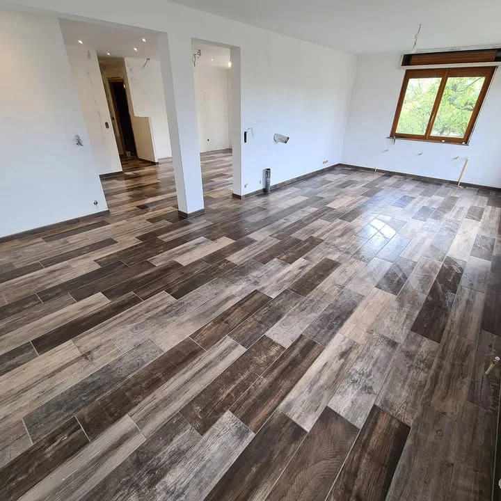 Un sol aux nuances de bois — réalisation BTC Carrelage