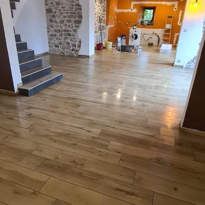 Rénovation, sol effet bois et escalier — réalisation BTC Carrelage