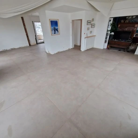 Carrelage grand format 120 × 120 cm dans un appartement à Cranves-Sales