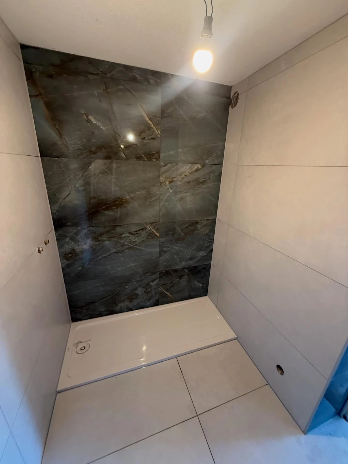 Salle de bains : association de deux couleurs en carreaux 120 × 60 cm