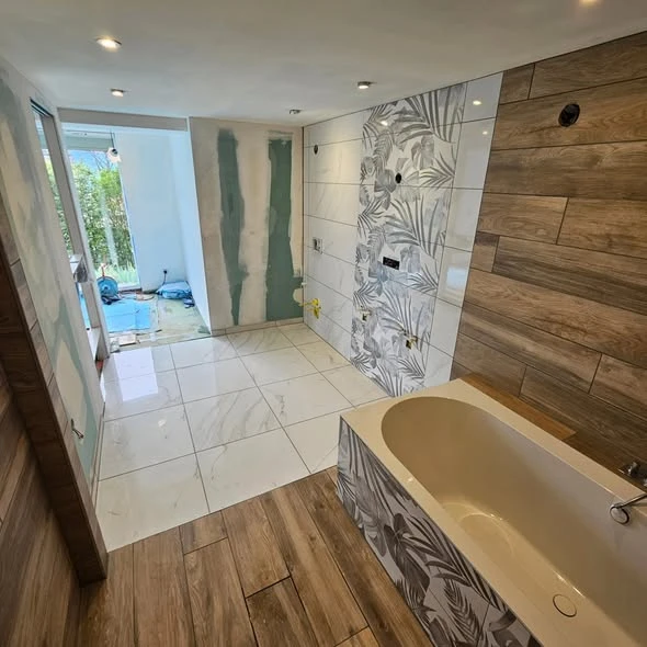 Création de salle de bains à Lucinges : imitation bois, effet marbre et décor végétal