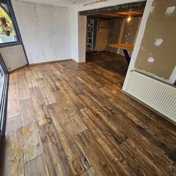 Carrelage imitation bois du séjour et de la cuisine en rénovation à Lucinges