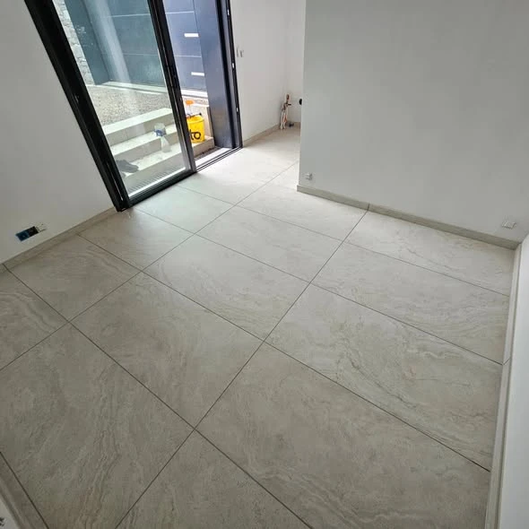 Sol du studio à Cranves-Sales en carrelage 60 × 120 cm