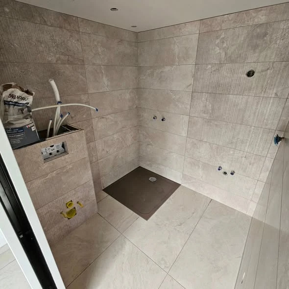 Salle de bains du studio à Cranves-Sales : murs en carreaux 30 × 90 cm