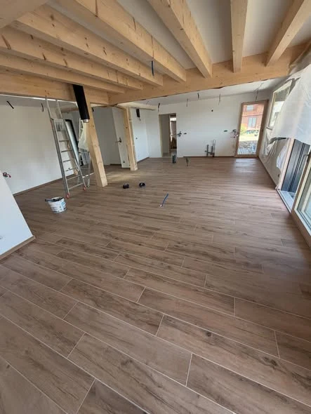 Carrelage imitation bois dans une maison neuve à Viuz-en-Sallaz